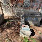 Mentre di fronte alla facciata, dove resistono le scale oggi sotterrate da una pioggia di aghi di pino, c�era �l�area giochi�...